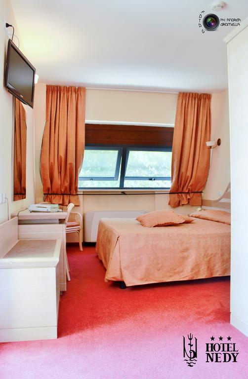 Hotel Nedy Марина-ди-Масса Экстерьер фото
