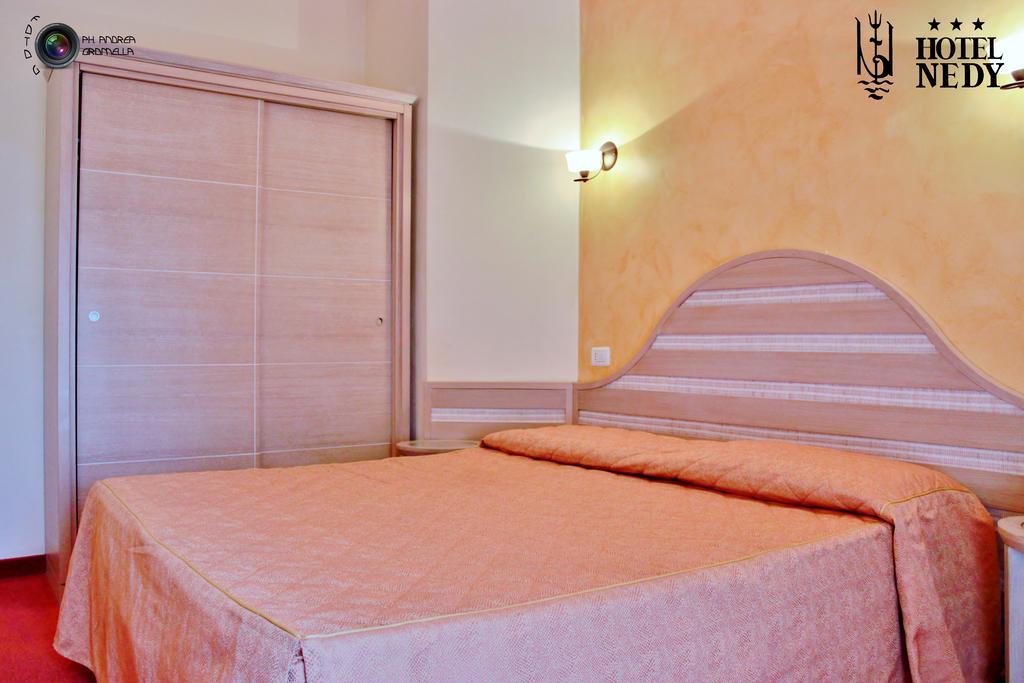 Hotel Nedy Марина-ди-Масса Экстерьер фото