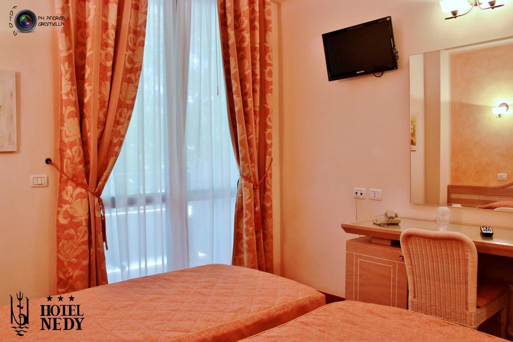 Hotel Nedy Марина-ди-Масса Экстерьер фото