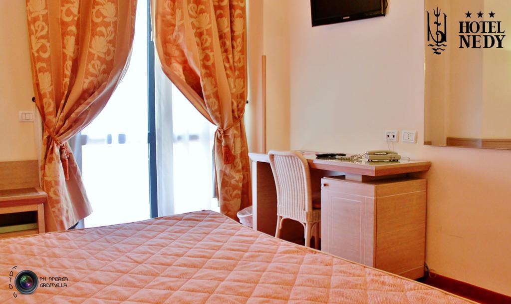 Hotel Nedy Марина-ди-Масса Экстерьер фото