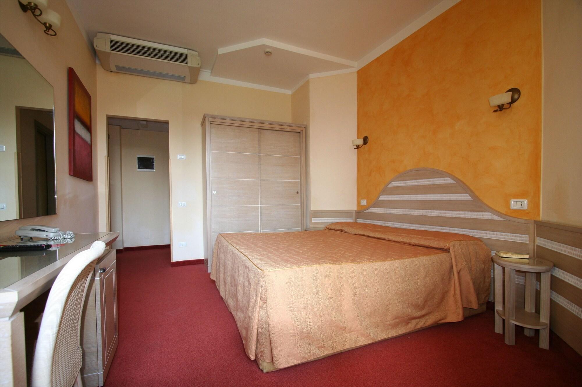Hotel Nedy Марина-ди-Масса Экстерьер фото