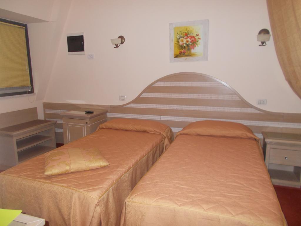 Hotel Nedy Марина-ди-Масса Экстерьер фото