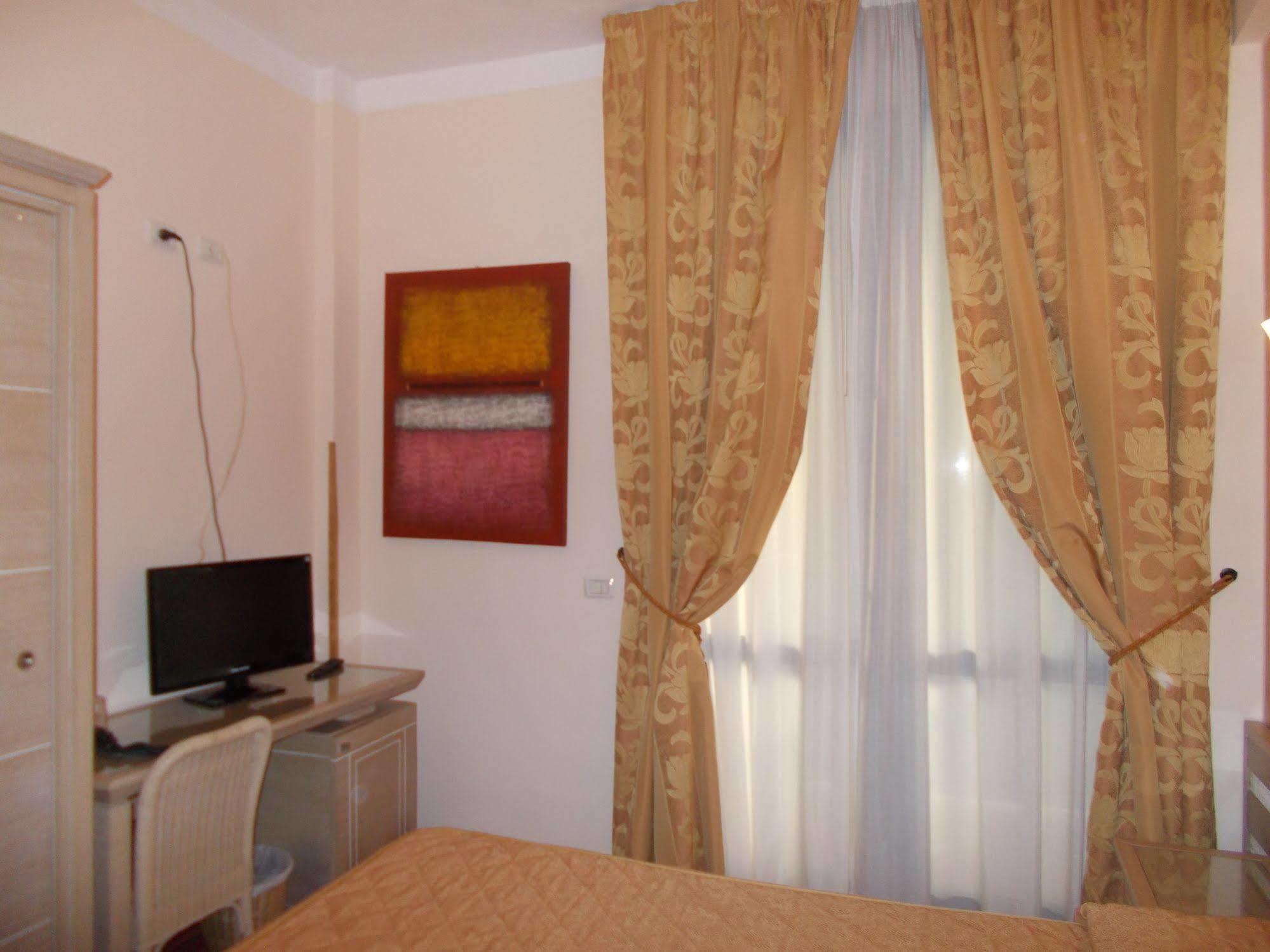 Hotel Nedy Марина-ди-Масса Экстерьер фото